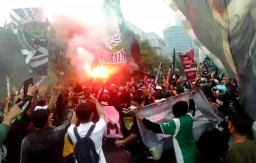 Bonek Demo Depan Grahadi, Jalan Gubernur Suryo Surabaya Ditutup Total