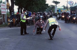 Gadis ini Tewas Usai Motornya Tertabrak Truk Misterius di Pasuruan