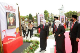 Momen Hari Pahlawan, Khofifah Minta Semua Sektor di Jatim Ikut Bangkit