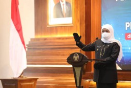 Lantik 6 Pejabat Eselon II, Khofifah Minta Turunkan Angka Kemiskinan di Jatim