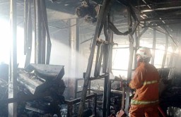 Sempat Terdengar Ledakan, Bengkel dan Gudang Piala di Surabaya Ludes Terbakar