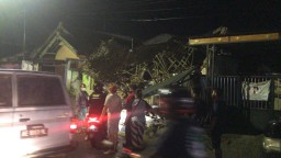 Gudang Salon di Ponorogo Ambruk Usai Diguyur Hujan Deras