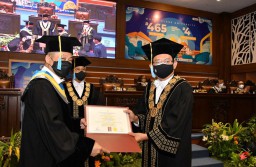 Momen Ignasius Jonan Terima Gelar Honoris Causa dari Unair