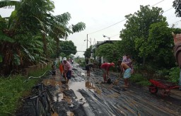Warga Terpaksa Tutup Jalan Rusak di Probolinggo dengan Pasir Uruk