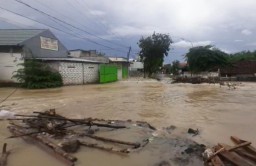 Luapan Kali Lamong Juga Hanyutkan Jembatan Darurat di Benjeng Gresik