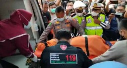 Jenazah Vanessa Angel dan Suami Tiba di RS Bhayangkara Polda Jatim