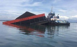 Rusak di Perairan Sapudi, Kapal Tongkang Muat Batu Bara Ditarik ke Banyuwangi