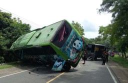 Bus Restu dan Motor Terlibat Kecelakaan di Madiun, Dua Orang Terluka