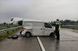 Luxio Tabrak Pembatas Tol Jombang-Mojokerto, 1 Orang Luka