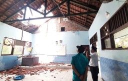 Tinjau Atap Sekolah Ambruk, Ketua DPRD Gresik Usulkan Pemkab Gunakan Dana BTT