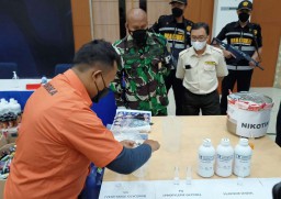 Tempat Produksi Liquid Vape Ilegal di Surabaya Digerebek