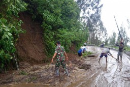 Jalan Menuju Bromo Melalui Sukapura Tertutup Longsor