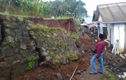 Sebuah Rumah di Pasuruan Tertimpa Longsor, Satu Motor Ikut Tertimbun