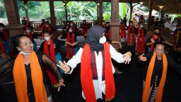 Geber Maestro Mengajar, Legenda Tari Gandrung Banyuwangi Ajari Anak Muda Menari