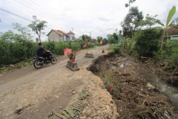 Protes Jalan Rusak, Warga Ringinputih Ponorogo Pasang Kijing dan Nisan