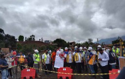 Tinjau Lokasi Banjir Bandang Kota Batu, Menteri PUPR Minta Pemkot Relokasi Warga