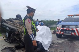 Mobil Tabrak Pembatas Tol Gempas hingga Terbalik, 1 Orang Tewas dan Sopir Luka