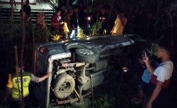 Mobil Terperosok ke Sungai Usai Tabrak Pemotor di Ponorogo
