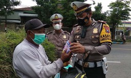 Polisi Beri Reward Minyak Goreng Bagi Pengendara Taat Lalu Lintas di Mojokerto