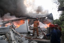 Foto: Pabrik Palet Plastik di Sidoarjo Terbakar