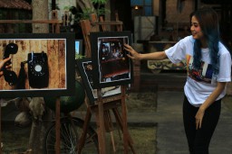 Foto: Pameran Fotografi Analog Berkonsep Fashion Show