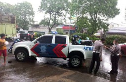 Pelajar SMK di Surabaya Tewas Kecelakaan saat Hujan Mengguyur