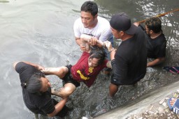 Pilihan Pembaca: Pelaku Narkoba Sembunyi di Sungai hingga Eks Cawabup Tutup Usia
