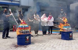 Ribuan Rokok hingga Majalah Dewasa Dimusnahkan Bea Cukai Gresik