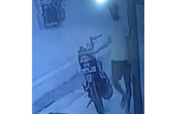 Motor Pak Hansip di Surabaya Dicuri, Aksi Pelaku Terekam CCTV