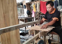 Berhenti Mengajar, Guru Honorer di Ponorogo Sukses Jadi Perajin Peralatan Panah