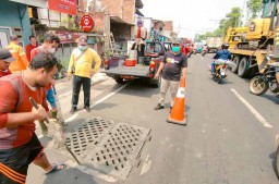 Balita Tenggelam di Gorong-gorong Surabaya Belum Ditemukan, Sampah Jadi Kendala