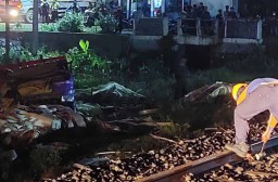 Truk Muat Kayu Lapis Tabrak KA Mutiara Selatan, 3 Perjalanan Kereta Terlambat