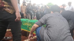 Dihadiri Teman Artis, Pemakaman Vanessa Angel dan Suami Diguyur Gerimis