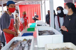 Kunjungi Banyuwangi, Puan Borong Olahan Laut UMKM