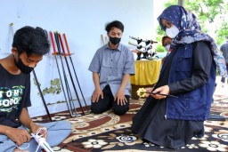 Keren! Anak Muda Desa Banyuwangi Raup Puluhan Juta dari Produksi Replika Samurai