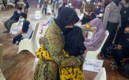Kehadiran Risma Bikin Anak-anak Korban Covid-19 di Pasuruan Menangis