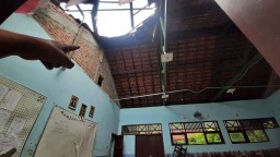 Miris, Atap Kelas SMP di Gresik Ambruk