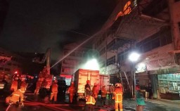 Sebuah Ruko Berlantai 4 Depan Kantor PMK Pasar Turi Surabaya Terbakar