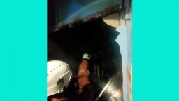 Rumah di Surabaya Terbakar, Mobil Damkar Sempat Terhalang Terop dan Mobil Parkir