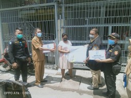 Rumah di Kalikedinding Surabaya Roboh, Pemilik Terima Bantuan Sembako