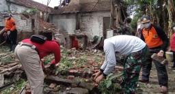 Hujan Angin di Madiun, Rumah Warga Rusak Tertimpa Pohon Tumbang