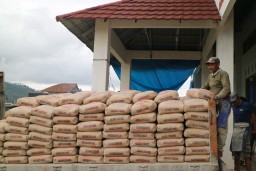 SIG Bantu 200 Sak Semen untuk Pembangunan Rumah Bagi Korban Banjir di Kota Batu