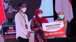 Gubernur Jatim Bersama Busrul Iman Serahkan Hadiah Undian Tabungan Simpeda 2021