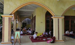 SDN 7 Tegalharjo, Banyuwangi Terpaksa Gelar KBM di Serambi Masjid