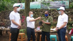 Tanam Seribu Cemara di Kaki Gunung Welirang saat Hari Menanam Nasional