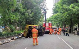 Truk Engkel Pecah Ban hingga Terbalik di Surabaya, Sopir Terluka