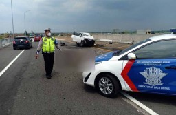 Pilihan Pembaca: Tubuh Vanessa Angel Keluar Mobil, Truk Tangki Tabrak Warung