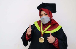 Cerita Haru Mahasiswi FK UM Surabaya Tuntaskan Skripsi saat Dirawat di ICU