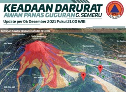 Gunung Semeru Keluarkan Lava Pijar