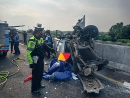 Mobil APV Tabrak Truk di Tol Pasuruan, 1 Meninggal Dunia di Rumah sakit